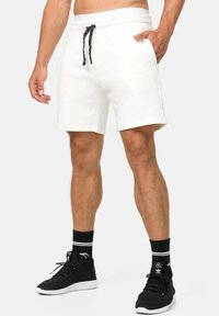 Hvide shorts i bomuldsblanding med elastisk talje og sort snor, der har sidelommer og en afslappet pasform.