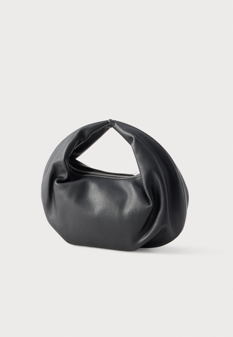 Bolso de cuero negro suave con forma redondeada y cierre con cremallera en la parte superior, presentado sobre un fondo blanco liso.