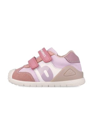 Zapatilla deportiva en tonos rosa y lavanda con parte superior de malla, doble correa de Velcro, acentos texturizados y suela de goma con borde curvado.