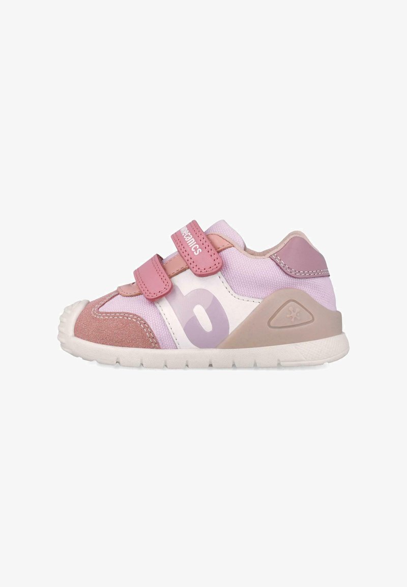 Zapatilla deportiva en tonos rosa y lavanda con parte superior de malla, doble correa de Velcro, acentos texturizados y suela de goma con borde curvado.