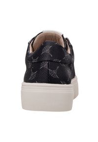 Zapatilla negra con parte superior de cuero texturizado que presenta un patrón de telaraña, suela blanca y cuello acolchado.