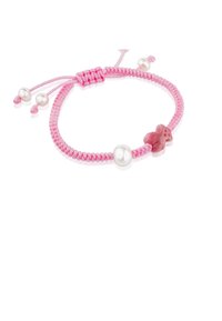 Braccialetto intrecciato rosa con un charm centrale a forma di orsetto gommoso rosso e due accenti in perle bianche. Chiusura regolabile con design in stile macramè.