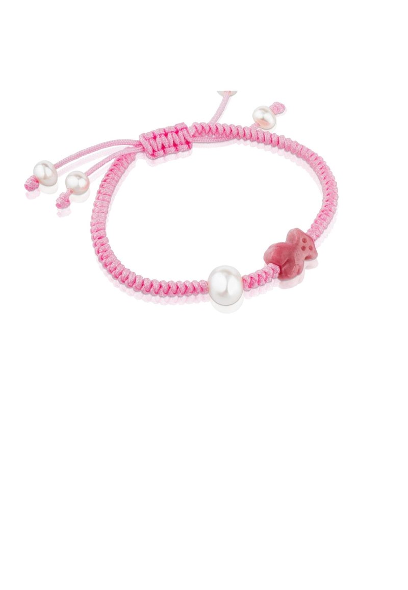 Braccialetto intrecciato rosa con un charm centrale a forma di orsetto gommoso rosso e due accenti in perle bianche. Chiusura regolabile con design in stile macramè.