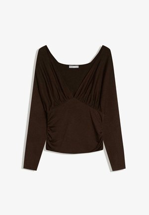 Tmavohnedý top s dlhým rukávom, hlbokým výstrihom do V, nariasenou látkou pod prsiami a na bokoch a priliehavým pásom.