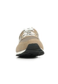 Zapatillas de ante beige con paneles de malla, cordones blancos y suela de goma negra. Presenta detalles de logo y acentos texturizados en la parte superior.
