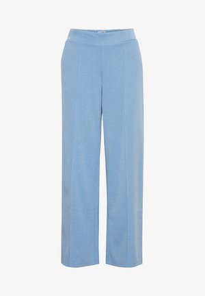 Pantalons larges de couleur bleu clair, en tissu doux, avec une ceinture lisse et des coutures verticales subtiles pour un détail supplémentaire.