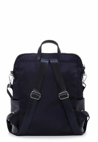 Zaino in tessuto blu navy con due cinghie regolabili, doppio manico superiore, hardware argentato e chiusura con zip. Texture liscia con cuciture sottili.