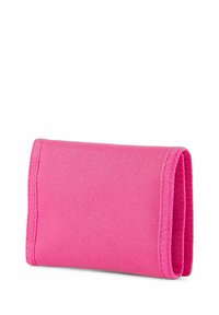 Monedero de tela rosa con una superficie texturizada, diseño plegado y bordes limpios. Presenta costuras reforzadas a lo largo de las juntas para mayor durabilidad.