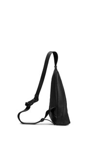 Borsa a tracolla nera in pelle, di forma triangolare, con tracolla regolabile e finitura testurizzata. Presenta un design minimalista senza hardware visibile.