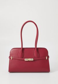 Punane nahast käekott struktureeritud disainiga, kahe kõverdatud sangaga ja kuldse värviga metallosadega. Omaduseks on siidine sulgemisriba detail.