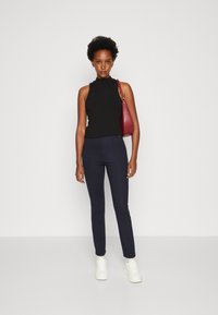 Tommy Hilfiger ELEVATED SLIM - Kelnės - desert sky