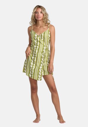 Grünes Wickelkleid mit vertikalen Streifen und einem wellenförmigen weißen Muster. Weicher Stoff mit verstellbaren Spaghetti-Trägern und einem seitlichen Bindeband.
