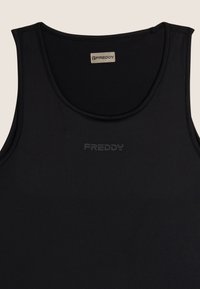 Camiseta sin mangas negra en tejido elástico con escote redondo, costuras planas y un logo sutil en el centro.