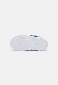 Jordan SKY JORDAN 1 - Tenisice - black/university blue/white