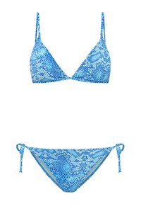 Mėlynas gyvatės rašto bikini rinkinys, turintis trikampį viršūnę su reguliuojamomis dirželis ir šoniniu surišimu, abiem pagamintiems iš lygaus, elastingo audinio.