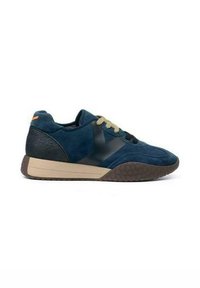 Sneaker in camoscio blu navy con dettagli color tortora, pannello nero testurizzato, lacci neri e suola in gomma con battistrada decorato.