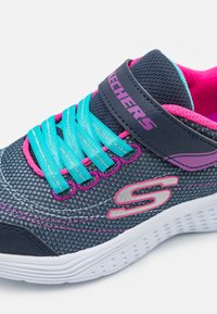 Marinblå och rosa träningsskor med ovandel i mesh, turkosa snören och en vadderad sula; har logotyp och rem för säker passform.