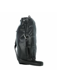 Sac à épaule matelassé noir en simili cuir lisse. Il dispose d'une longue bandoulière réglable et d'une fermeture éclair pour un rangement sécurisé.
