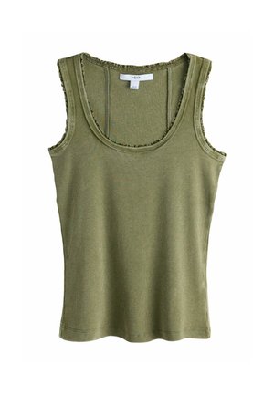 Tílko bez rukávů v olivově zelené barvě s žebrovanou strukturou a roztřepenými okraji kolem výstřihu a podpaží, zobrazené na plocho.