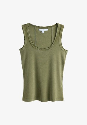 Tílko bez rukávů v olivově zelené barvě s žebrovanou strukturou a roztřepenými okraji kolem výstřihu a podpaží, zobrazené na plocho.