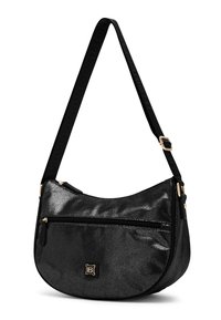 Borsa a spalla in ecopelle nera con superficie testurizzata, tasca frontale con zip e tracolla con logo del marchio in nero. Dettagli in metallo color oro.