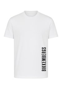 T-shirt bianca in cotone con maniche corte, colletto a girocollo e stampa verticale nera con la scritta "BIKKENBERGS" sul lato sinistro.