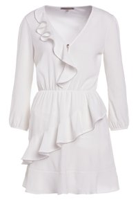 Bílé šaty s dlouhými rukávy, hlubokým výstřihem do V a volány podél přední části a lemu. Vyrobené z lehké, texturované látky.