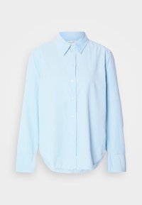 Chemise bleue claire à manches longues avec col, poignets boutonnés et ourlet arrondi, présentée sur un fond uni.