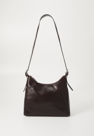 Borsa a spalla in pelle marrone scuro con una sola tracolla regolabile e chiusura con zip superiore su uno sfondo semplice.