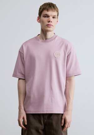 VARSITY - Lihtne T-särk - light pastel purple