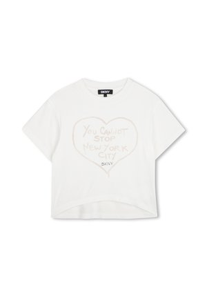 T-shirt blanc à manches courtes DKNY avec un contour de cœur et un texte beige à l'intérieur qui indique "You cannot stop New York City" sur le devant.