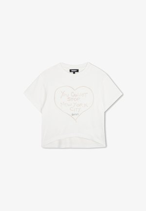 T-shirt blanc à manches courtes DKNY avec un contour de cœur et un texte beige à l'intérieur qui indique "You cannot stop New York City" sur le devant.
