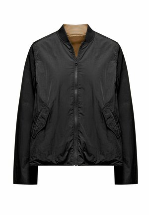 Zwarte bomberjack met frontrits, twee schuine voorkantenzakken, geribbelde kraag en beige voering zichtbaar bij de halslijn.