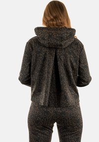 Sudadera con capucha de estampado de leopardo marrón y negro, de corte relajado, con un diseño de espalda dividida y tejido suave y texturizado.