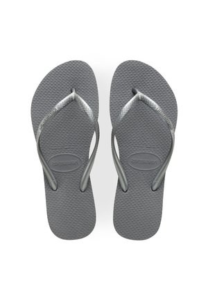 Chanclas de goma grises con suela texturizada y tiras delgadas. Presentan un logo en la tira, diseñadas para un uso casual.