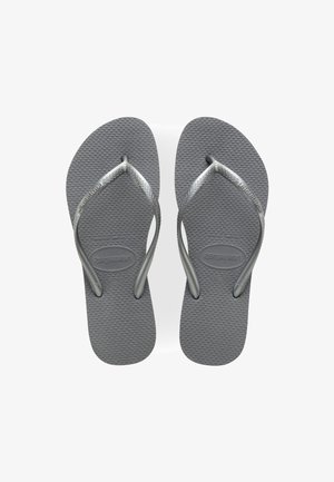 Par grå teksturerede flip-flops med tynde metalliske sølvstropper, vist side om side på en hvid baggrund.