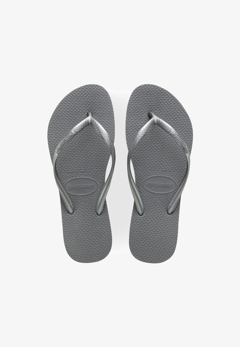 Par grå teksturerede flip-flops med tynde metalliske sølvstropper, vist side om side på en hvid baggrund.