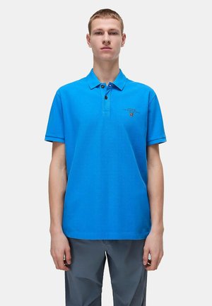 Lichtblauw polo shirt van katoen, met een klassieke kraag, drie knopen, korte mouwen en een klein gedrukt logo detail op de borst.