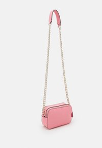 Guess NOELLE CROSSBODY CAMERA - Borsa a tracolla - pink