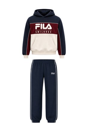 Marineblauwe, bordeauxrode en crèmekleurige FILA hoodie met logo en bijpassende marineblauwe joggingbroek met witte strepen aan de zijkant en logo.
