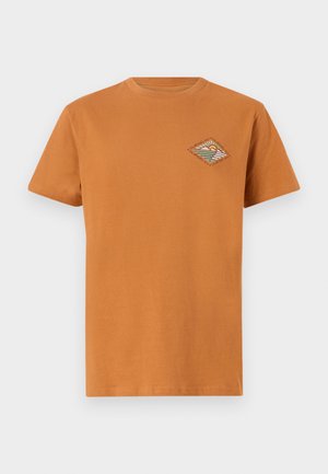Oranje katoen T-shirt met korte mouwen, met een ruitvormige graphic op de linkerborst die een zon en golven ontwerp toont.