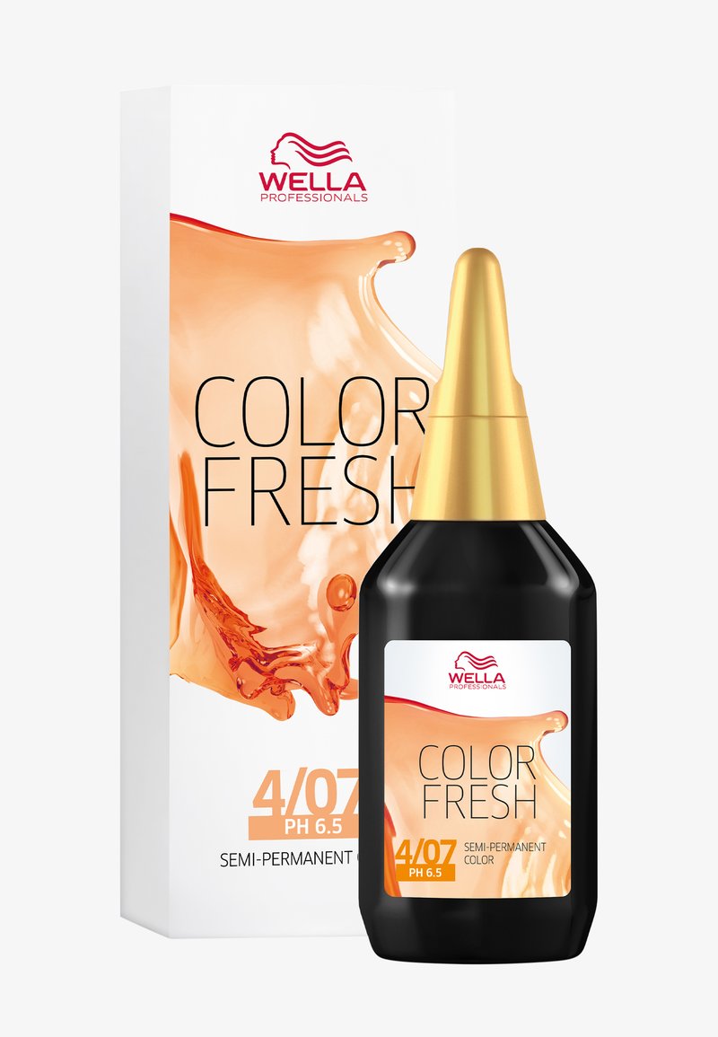 Wella Professionals Color Fresh är en semi-permanent hårfärg i en svart flaska med ett guldlock, som har orange och vit förpackning med ett stänkmönster.
