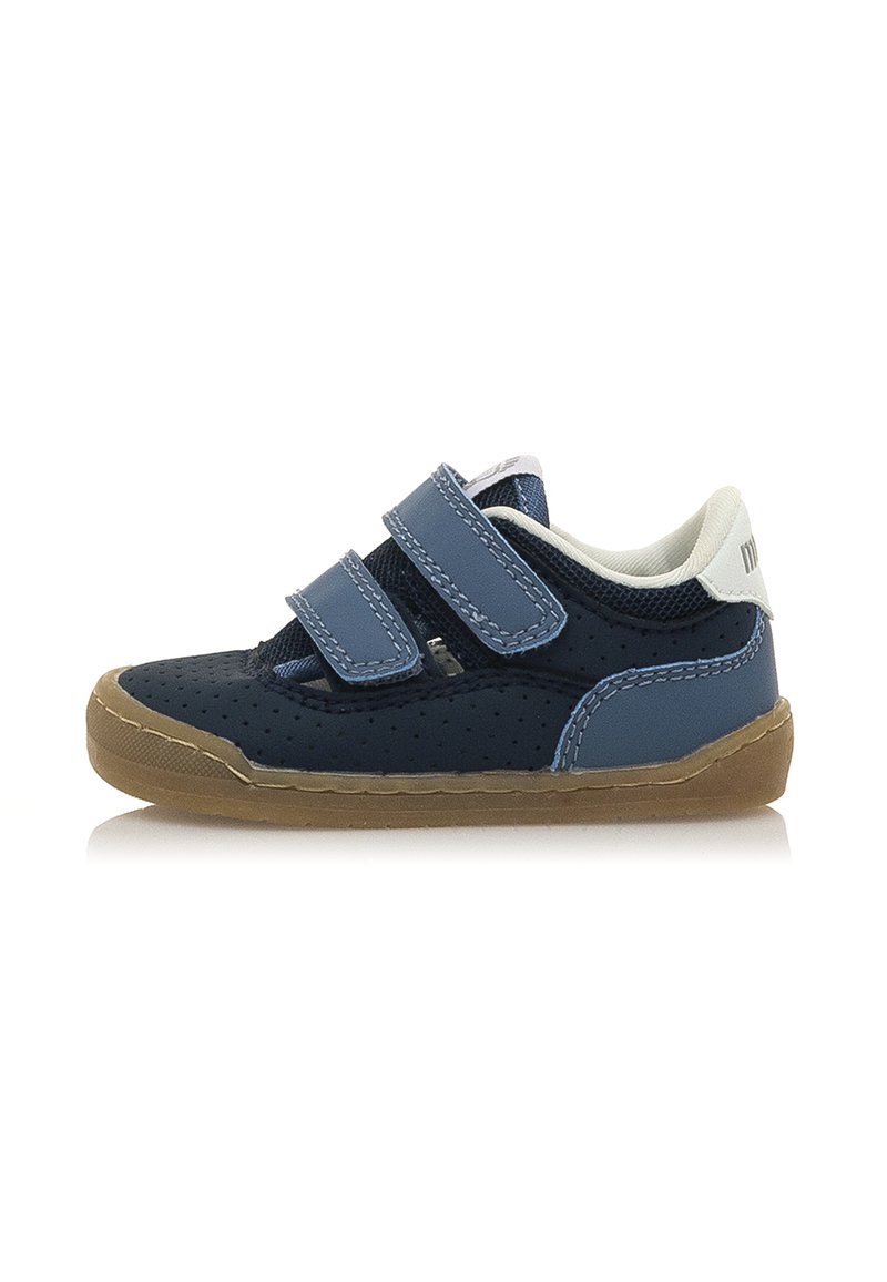 Zapatos para niños pequeños de malla y cuero de color azul con dos correas de Velcro, patrón perforado en la puntera y una suela de goma marrón.