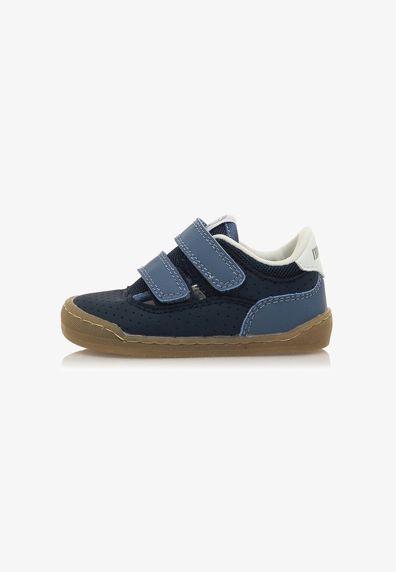Zapatos para niños pequeños de malla y cuero de color azul con dos correas de Velcro, patrón perforado en la puntera y una suela de goma marrón.