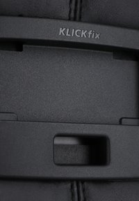 Sistema di montaggio KLICKfix in plastica nera texturizzata con una fessura rettangolare, caratterizzato da bordi lisci e incorniciato da pelle nera.