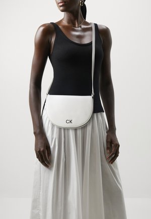 DAILY SADDLE BAG - Across body bag - bright white