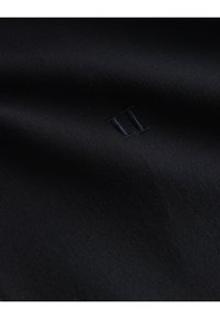 Zwart katoenen stof met een ribbelstructuur, voorzien van een subtiele marineblauwe geborduurde "II" detail. De stof lijkt zacht en stevig.