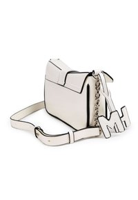 Borsa in finta pelle bianca con forma strutturata, finiture nere e un accentuazione a catena con le lettere "MH". Include una tracolla regolabile.