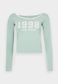 Lace Trim Off-the-Shoulder San Diego Graphic Tee - Tops ar garām piedurknēm - iceberg green/cloud dancer