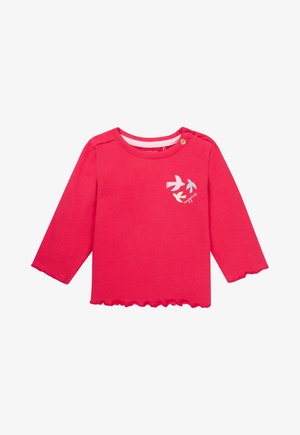 Rotes Langarm-T-Shirt aus Baumwolle. Mit abgerundetem Saum und einem Grafikdruck von Vögeln auf der Brust. Knopfdetail an der Schulter.